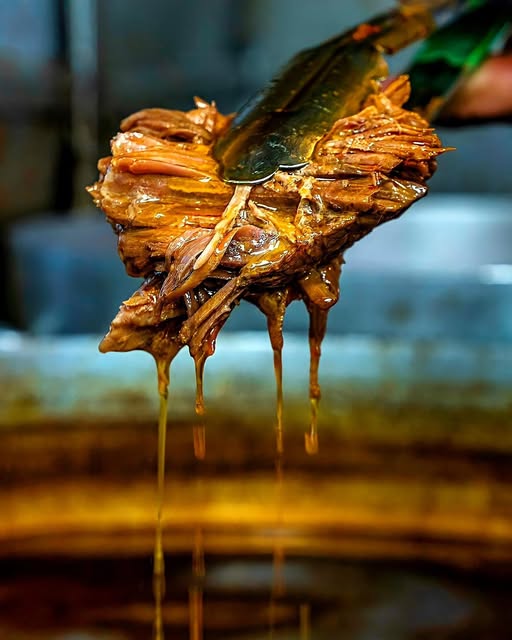 Viande de birria mijotée et effilochée en cuisine