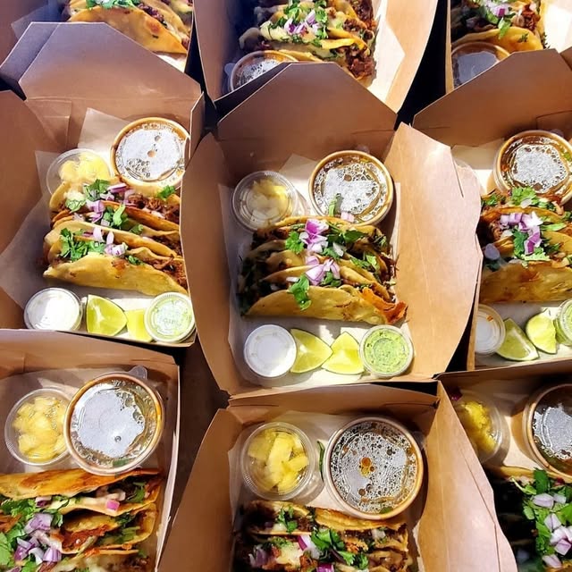 Commandes de tacos birria avec consommé et sauces prêtes à emporter