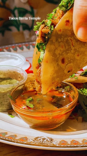 Taco doré trempé dans le consommé de Tacos Birria Temple